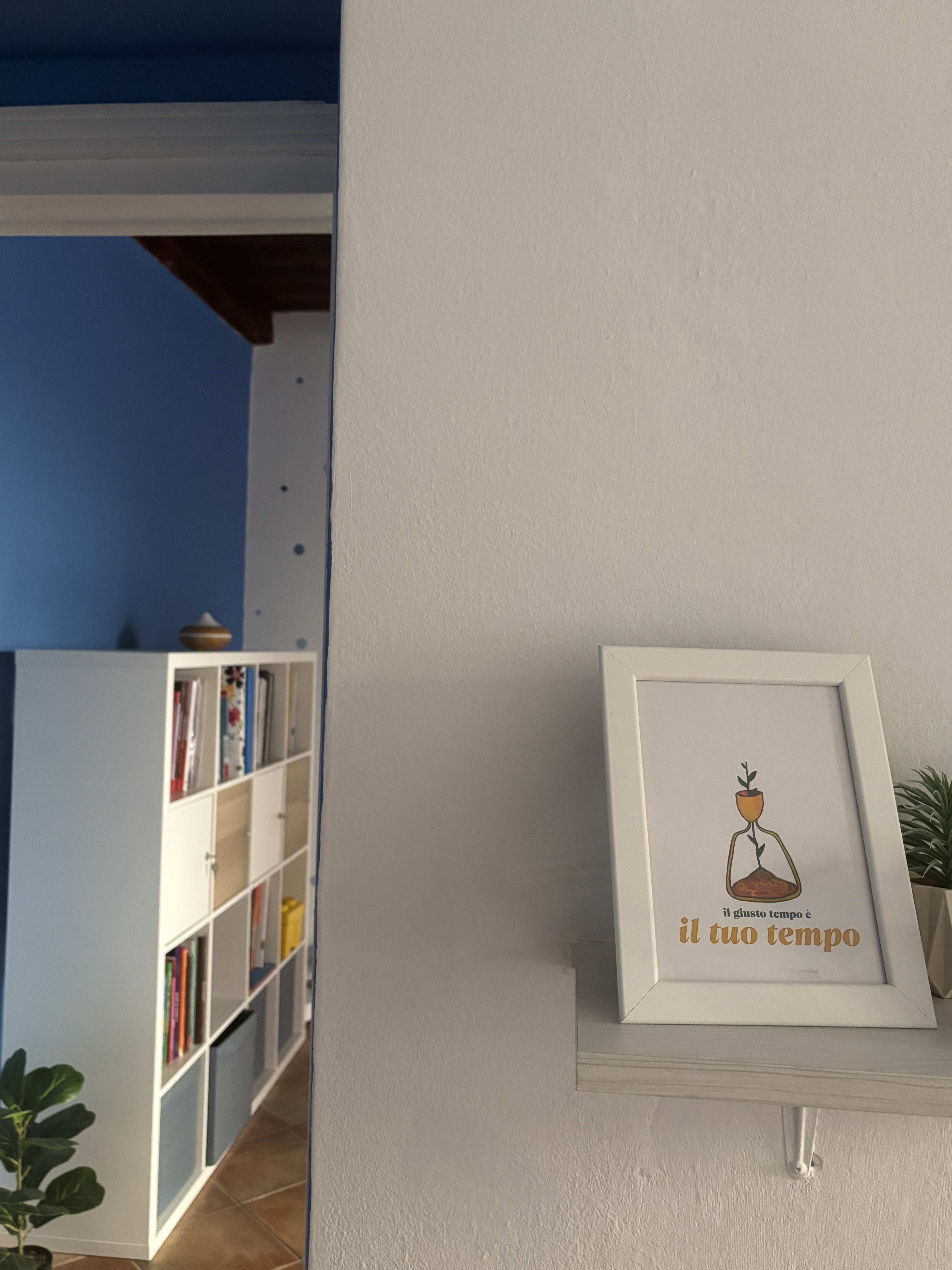 Studio di psicologia dell'età evolutiva a Lonato del Garda: scrivania, libreria e spazio di lavoro